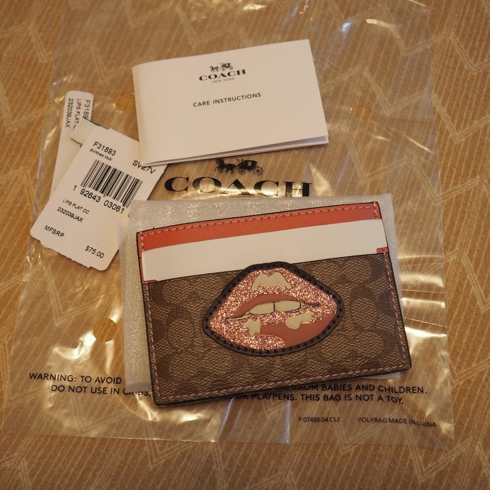 💋SOLD👄NWT Coach lips pink card holder